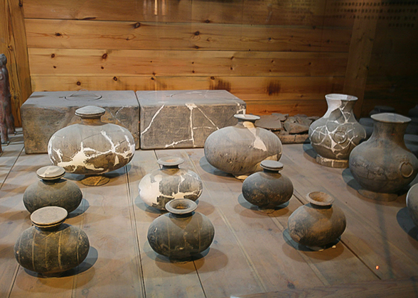 Pottery Pots in Yangling Mausoleum of Han Dynasty