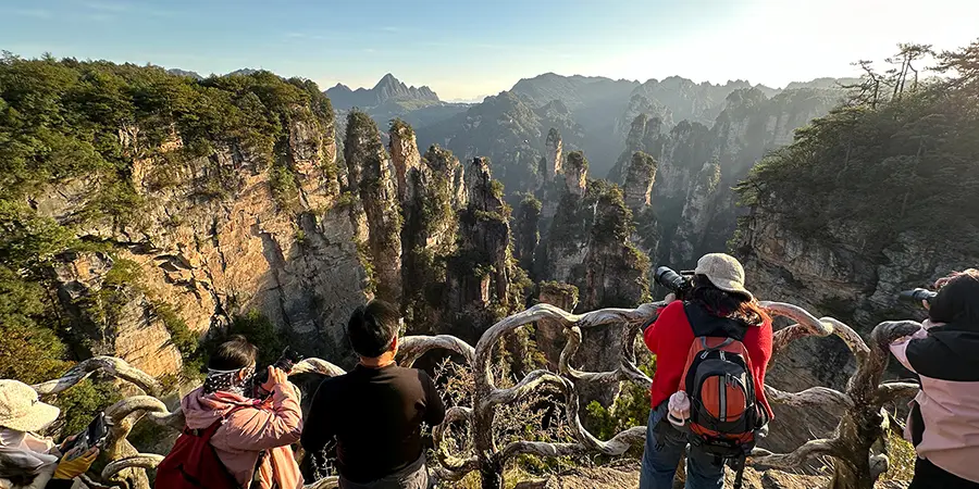 Photoing on Tianzi Mountain