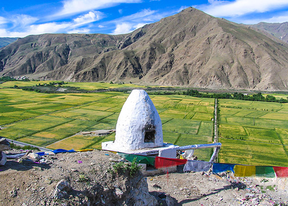 Mountains surrounding Lhamo Latso Lake