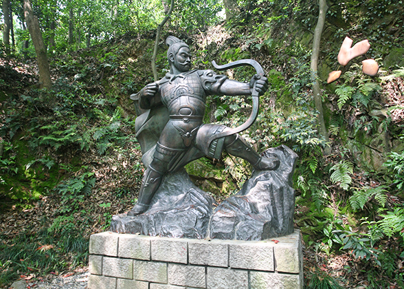 Statue in Liuhe Pagoda