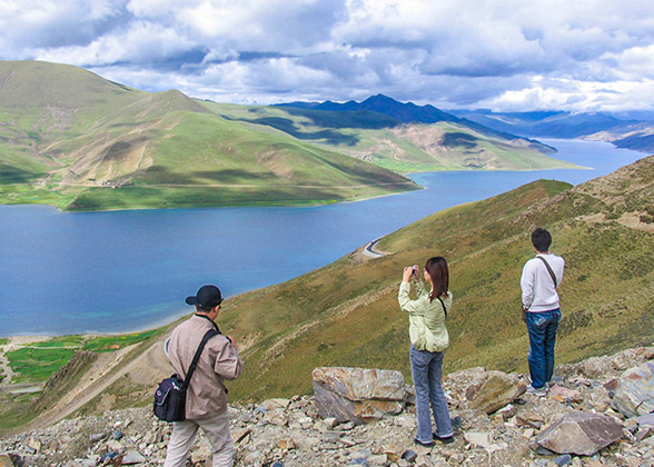 Yamdrok Yumtso Lake on Clear Days