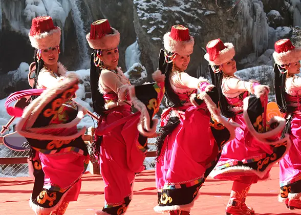 Tibetans in Jiuzhaigou