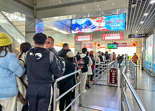 Queue up to Check in for Tianmen Mountain
